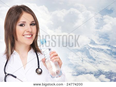 Junge attraktive Ärztin auf Himmel und Berge