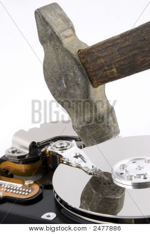 Disco duro de ordenador bajo el martillo