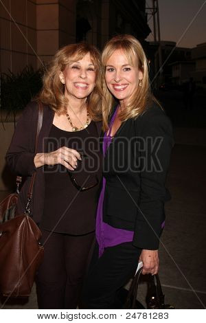LOS ANGELES - 27 okt: Denise Alexander, Genie Francis anländer till den 