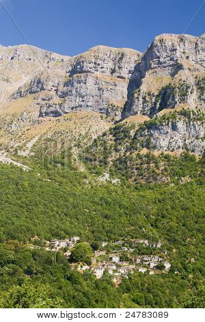 Piccolo villaggio di Papigo sotto le scogliere