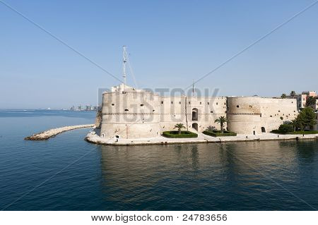 Taranto (Pouilles, Italie) - vieux château sur la mer