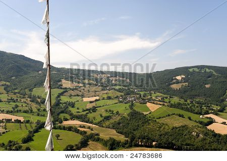Montefeltro (Marche, Italien), landskab fra Pennabilli (urbino) og tibetanske flag