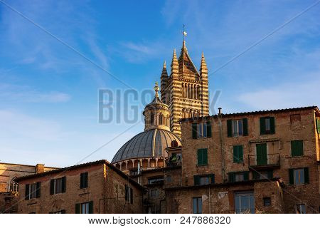 Siena Cathedral, Santa Maria Assunta 1220-1370 And Old Houses. Toscana (tuscany), Italy, Europe