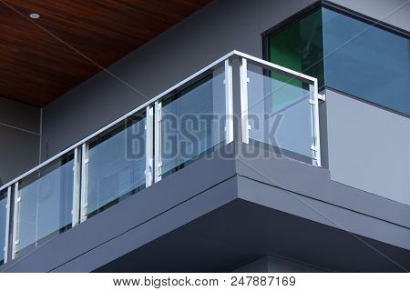 Modern Architecture Terrace Aluminum Rail And Fall Protection
 Tempered Glass