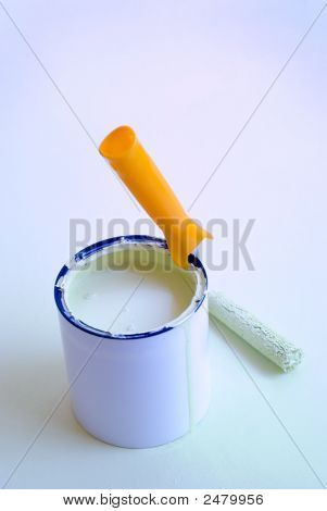 Rolo de pintura de melhoria home e lata de tinta