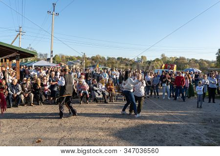 Dancing In The Village, 13.10.2019.ukraine Mervichi, Dance On The Day Of Village In Ukraine, Celebra