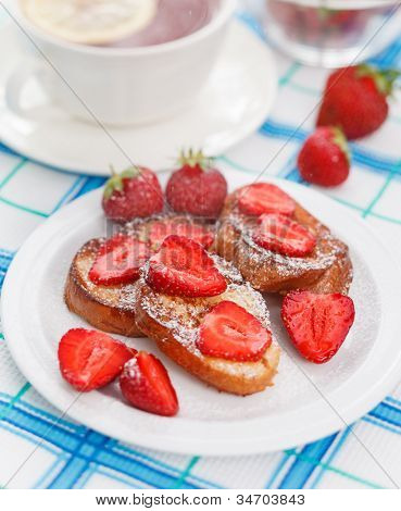 Toasts ฝรั่งเศสกับน้ำตาลผงสตรอเบอร์รี่