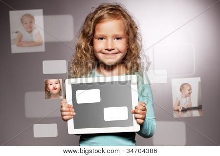 Šťastné dítě s tabletovým počítačem. Kid zobrazeno tabletovou obrazovkou