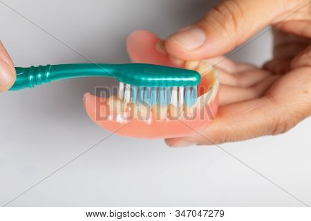 How To Cleaning Dental Prothesis With Toothbrush