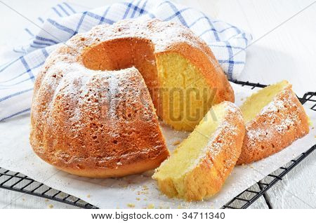 착 빙 설탕과 레몬 Gugelhupf