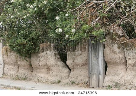 Bir kapı ile kırık çit