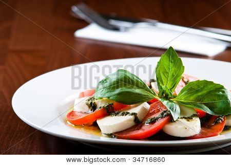 ยำ mozarella เพสโต้