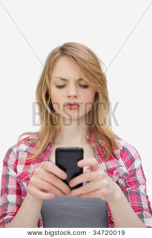 Naštvaný žena pomocí mobilního telefonu na bílém pozadí