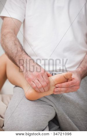Reflexologist manipulaci s jediným pacientem v místnosti