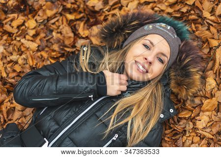 Lifestyle Session, Look Of A Blonde Girl In The Leaves Of The Otzarreta Forest In The Natural Park O