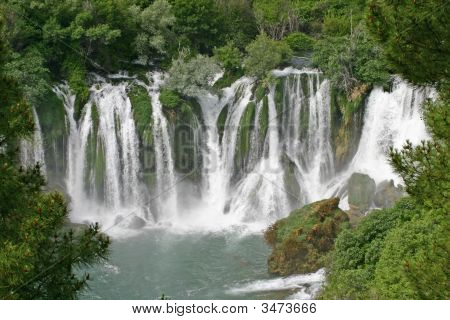 Bello sguardo a Kravice cascate sul fiume Trebizat, Bosnia