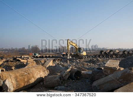Excavator With Crusher Bucket For Crushing Concrete. Construction Waste Recycling For Construction M