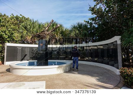 Ft. Pierce,fl/usa-1/27/20: The Navy Seal Memorial Wall And Statue Of A Frogman With The Names Of Tho