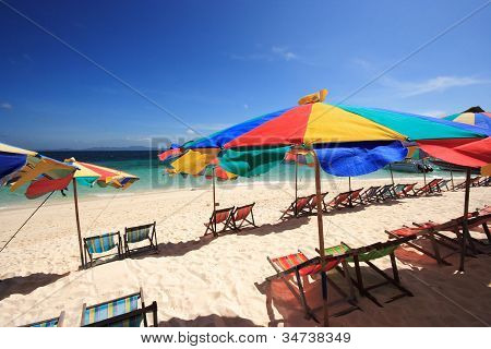 Pláž židle a slunečník barevné