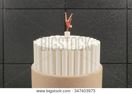 Mini Figure Play The Gymnastics On Paper Straw