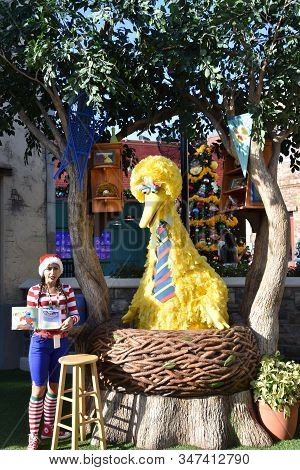 Orlando, Fl - Nov 27: Story Time With Big Bird At Sesame Street Land At Seaworld Orlando In Florida,