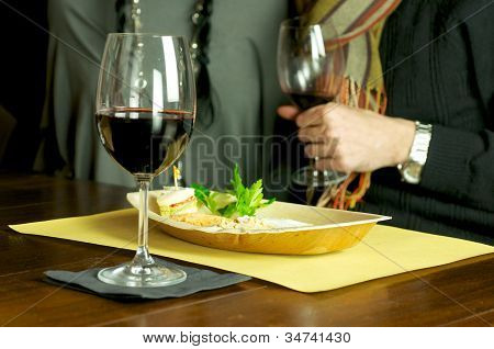 Czerwone wino i przekąska