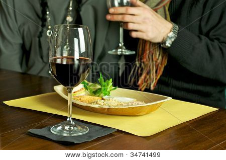Czerwone wino i przekąska