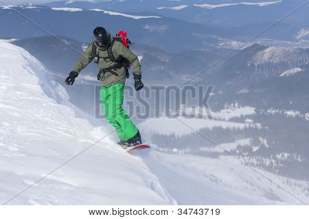 Backcountry freerider på randen af en afgrund.