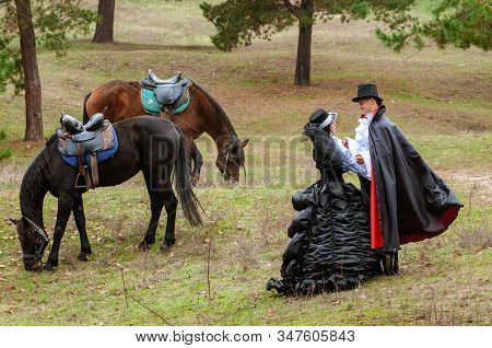 Count And Countess In Old Outfits Near The Horses.