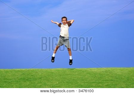 男孩跳