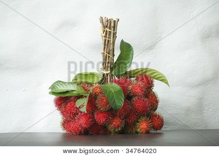 Jagodzian Rambutan owoce na białym tle