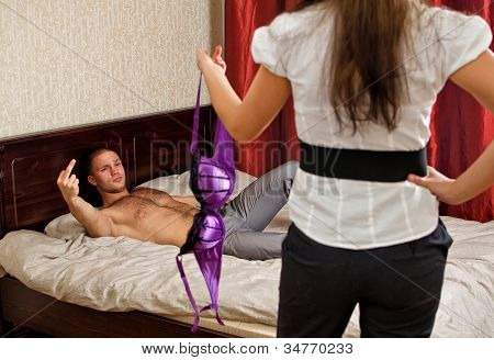 배신 개념: 아내는 낯선 브래지어와 침대에서 술 취한 남편