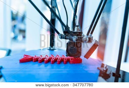 Automatic three dimensional 3D printer machine printing plastic model of fish skeleton 