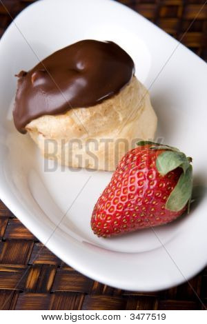 Profiterol chocolate e morango, sobremesa