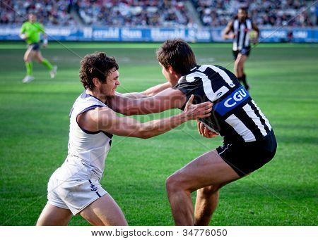 MELBOURNE - 30 giugno: Simon Buckley (R) evade un placcaggio durante la vittoria di Collingwood sopra Fremantle su J