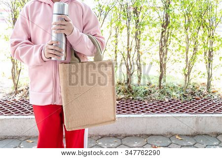 Asian Girls Use Cloth Bags And Vacuum Water Bottles Instead Of Plastics In The Concept Of Reducing P