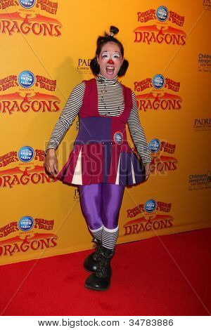 LOS ANGELES - 12 jul: ตลกมาถึงที่ 'มังกร' นำเสนอ โดย Ringling โอบราเธอร์ส & Barnum & Bailey Circ
