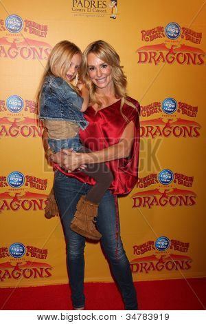 LOS ANGELES - 12 jul: ถึง Taylor Armstrong และลูกสาวของเธอที่ 'มังกร' นำเสนอ โดย Ringling 