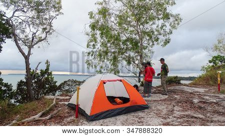 Labuan,malaysia-jan 27,2020:group Of Photographer With Photo Camera Enjoying Sunrise Hills Landscape