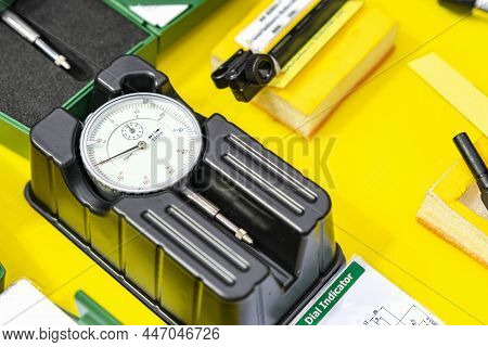 Close Up Accuracy And Precision Indicator Dial Gauge Equipment For Measuring Dimension Depth Roundne