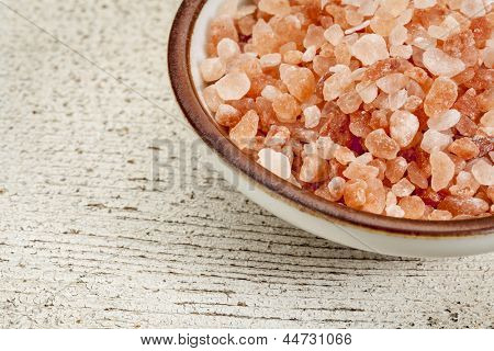 Himalaya tuz kaba kristal bir kaba beyaz boyalı ahır ahşap seramik bir kase içinde