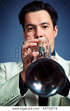 Retrato de um músico tocando a trombeta no estúdio.
