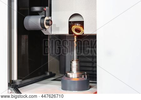 Cutting Drill Bit Assembly With Chuck Or Tool Holder Setting On Tool Presetting And Measuring Machin