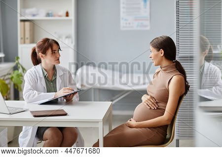 врач-терапевт разговаривает с беременной пациенткой