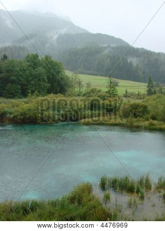 Rain Over horské jezero