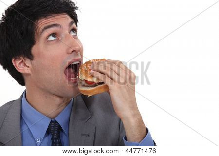 햄버거를 먹고 하려고 사람