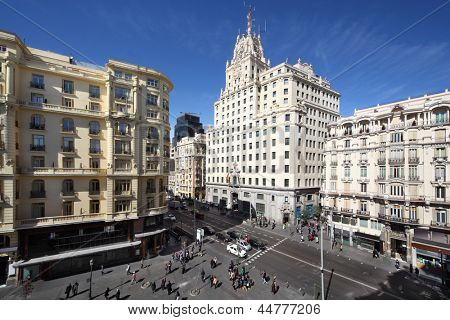Telefonica bâtiment à Gran Via rue à journée ensoleillée de printemps à Madrid.