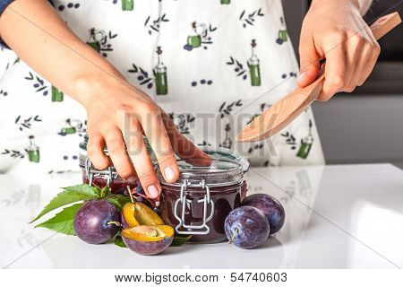 Filling The Jar With A Jam