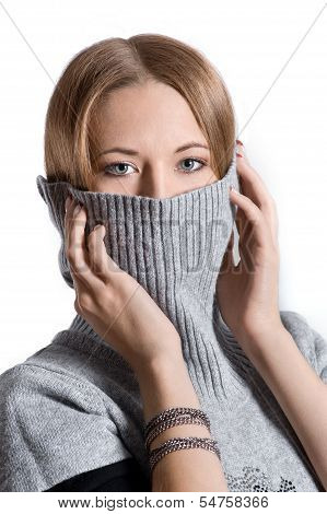 young woman wearing a grey pulover