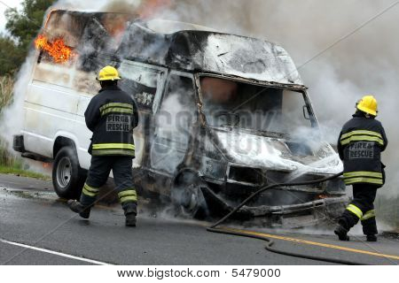 Vigili del fuoco e fiamme autovettura